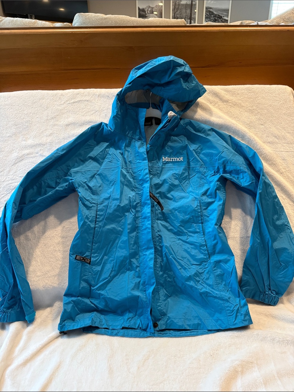 Marmot women’s turquoise/Blue Hooded Rain Jacket